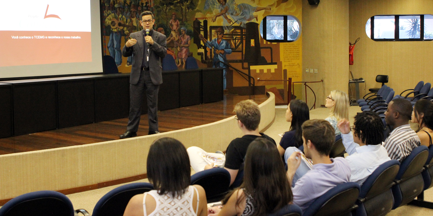 Os alunos assistiram a palestra do professor Gustavo Vidigal (Foto: Thiago Rios Gomes)